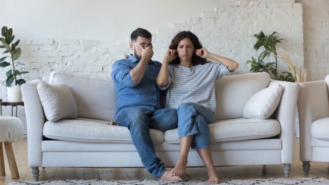 17 Signs You're a Bad Listener, According to Experts